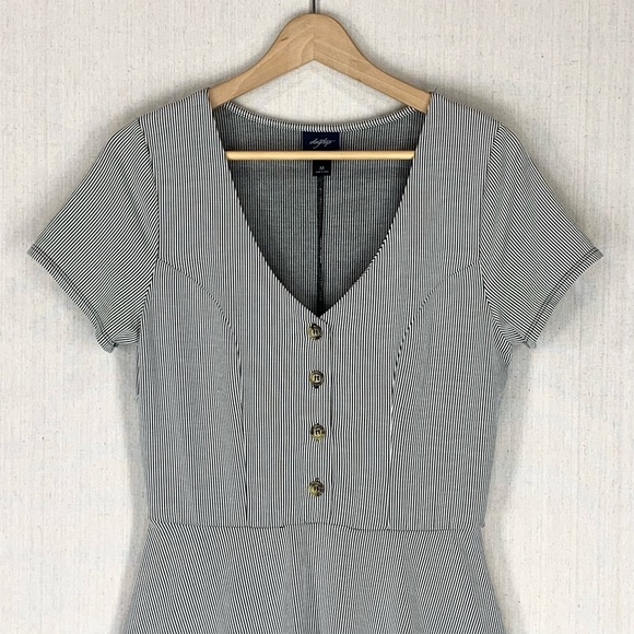 Daytrip~Black‎ & White Striped Fit & Flare V-Neck Ribbed Knit Dress~Sz M - Picture 3 of 10